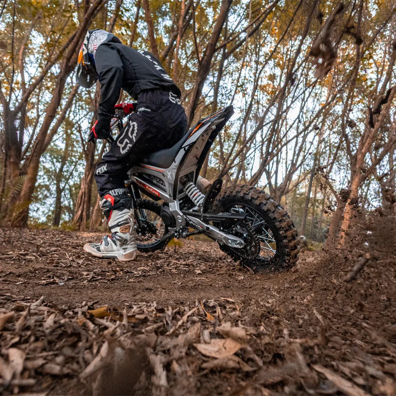 KuKirin X1 elektrisches Dirtbike – Actionaufnahme im Gelände