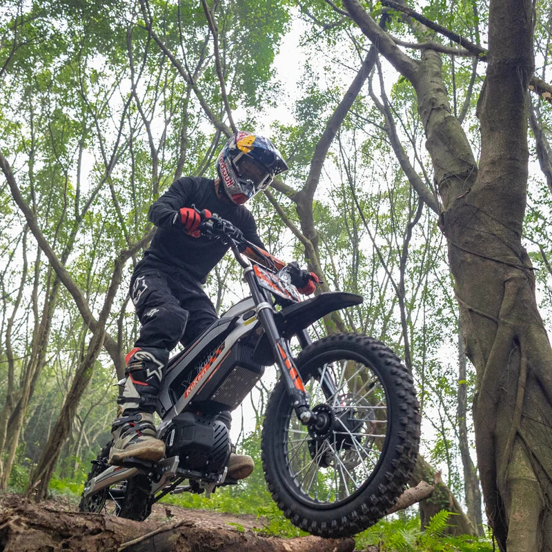KuKirin X1 elektrisches Dirtbike – Sprung im Gelände