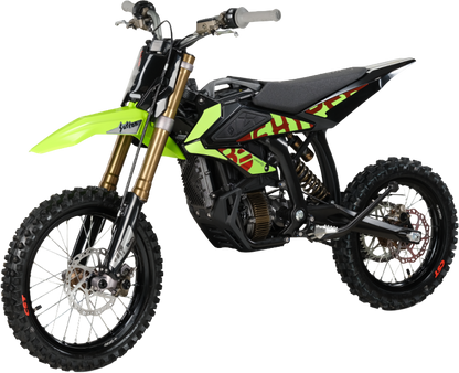 SUR-RON HyperBee Elektro-Dirtbike in Grün – freigestellte Front-Seitenansicht