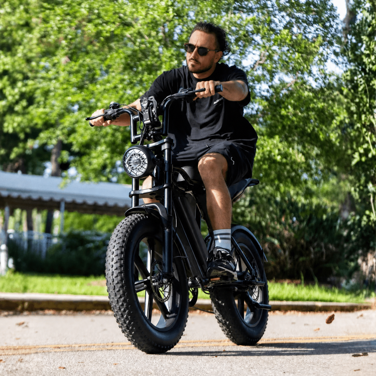 eRides R002 Urban Cruiser bei einer entspannten Fahrt